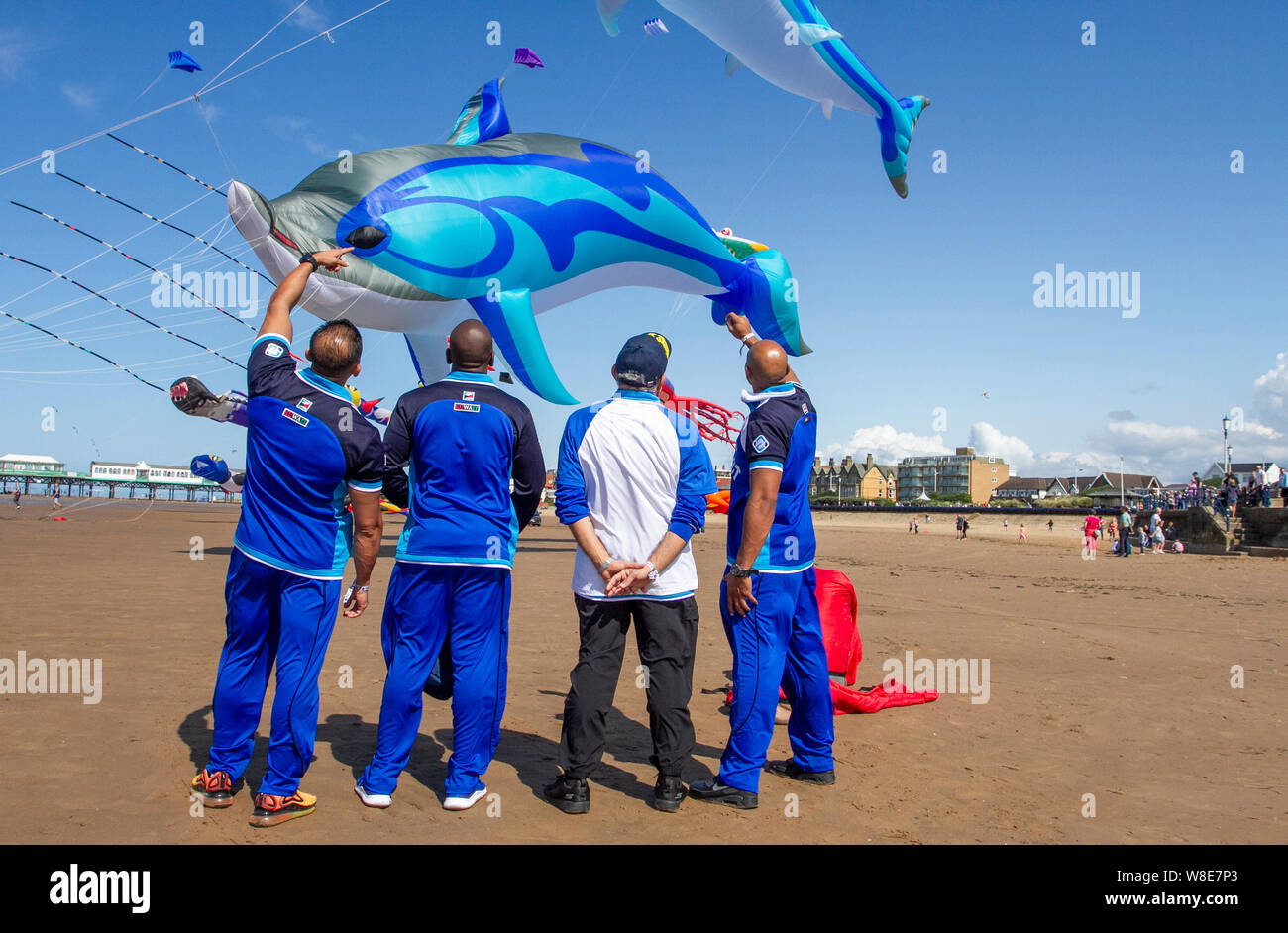 Lytham St Annes On Sea. Regno Unito Meteo. Il 9 agosto, 2019 venti forti per il weekend Kite Festival a Lytham che è stata ufficialmente annullata a causa delle avverse condizioni climatiche, e che è stata riprogrammata per settembre. Squadre da Kuwait già sulla base della località balneare prendere loro Peter Lynn aquiloni all'aria per godere un po' di tempo di volo prima che il deterioramento delle condizioni. Credito: MediaWorldImages/AlamyLiveNews Foto Stock