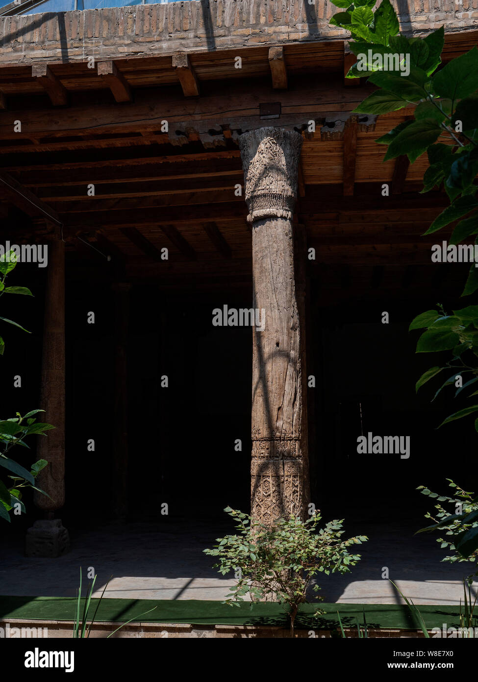 Montanti di legno all'interno della moschea Juma e città storica Ichan Qala, Chiwa, Uzbekistan, Asia, nonché patrimonio dell'UNESCO Foto Stock