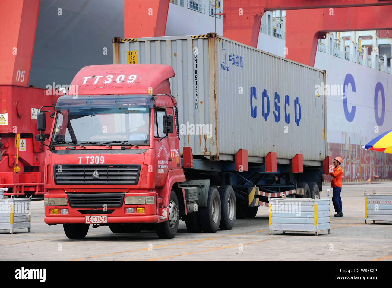 --FILE -- un carrello è caricato con un contenitore di Cosco sbarcato da una nave portacontainer su una banchina del porto di Qingdao nella città di Qingdao, est della Cina di Shan Foto Stock