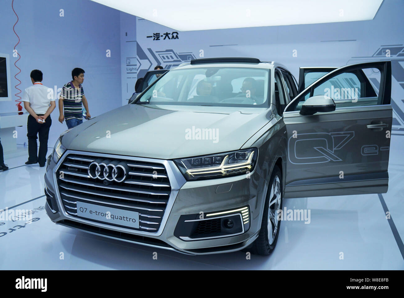 --FILE--i visitatori di provare un Audi Q7 e-tron quattro auto durante il 2015 International Consumer Electronics Show Asia (CES) Asia in Cina a Shanghai, 25 Foto Stock