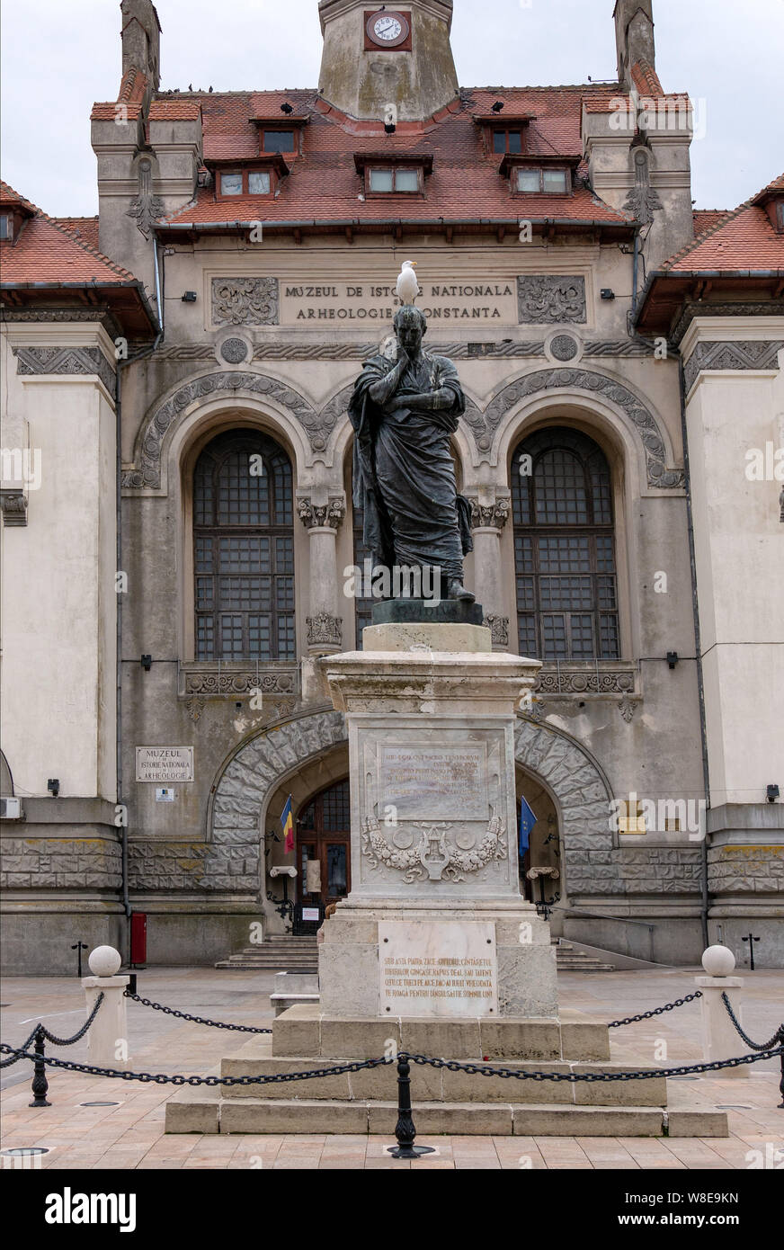 Constanta, Romania. Aprile 19, 2019 La piazza centrale di Augusta in Constanta. La statua del poeta romano Ovidio e il museo di storia. Un freddo, scuro di un Foto Stock