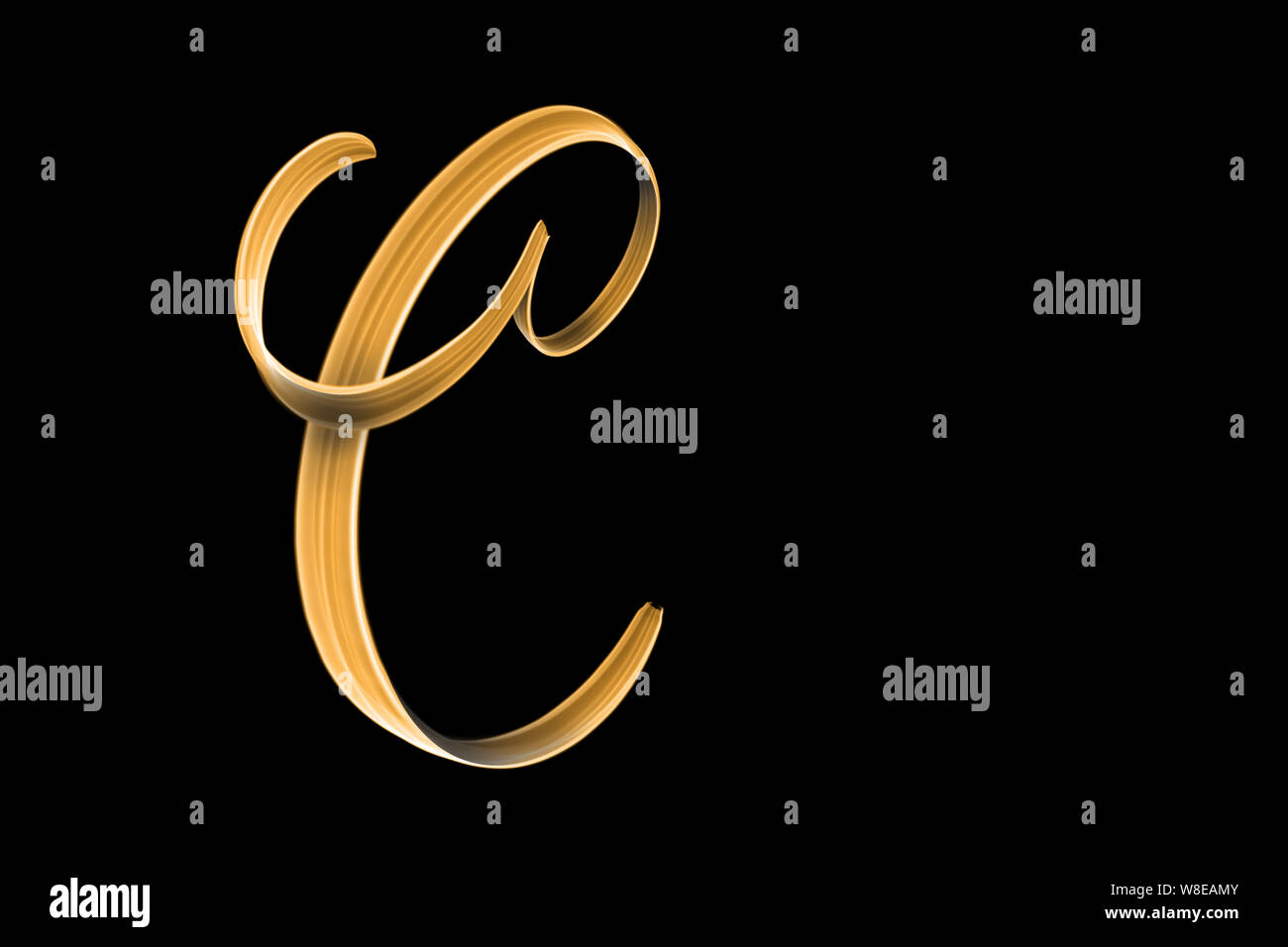 Golden lettera maiuscola C isolata su nero con spazio copia - scritte a mano Foto Stock