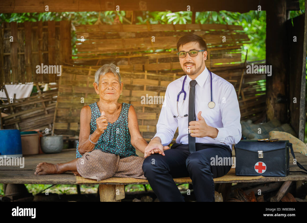 La medicina di famiglia visiti la donna anziana nelle zone rurali Foto Stock