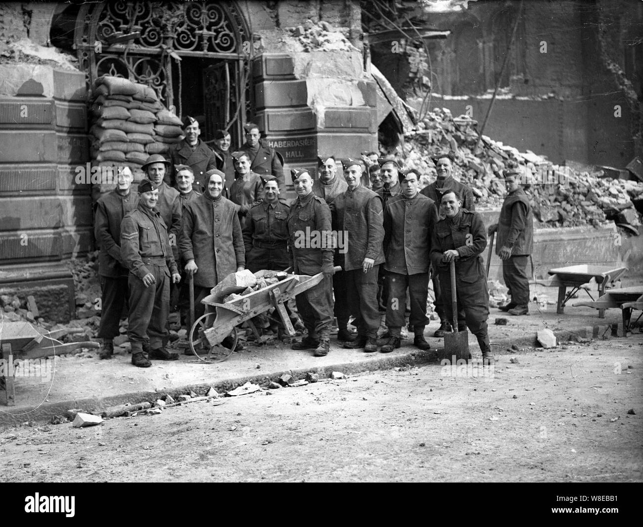 I soldati e i prigionieri di guerra bomba di compensazione dei danni da Haberdashers Hall di Londra in seguito un tedesco air raid nel 1940 Foto Stock