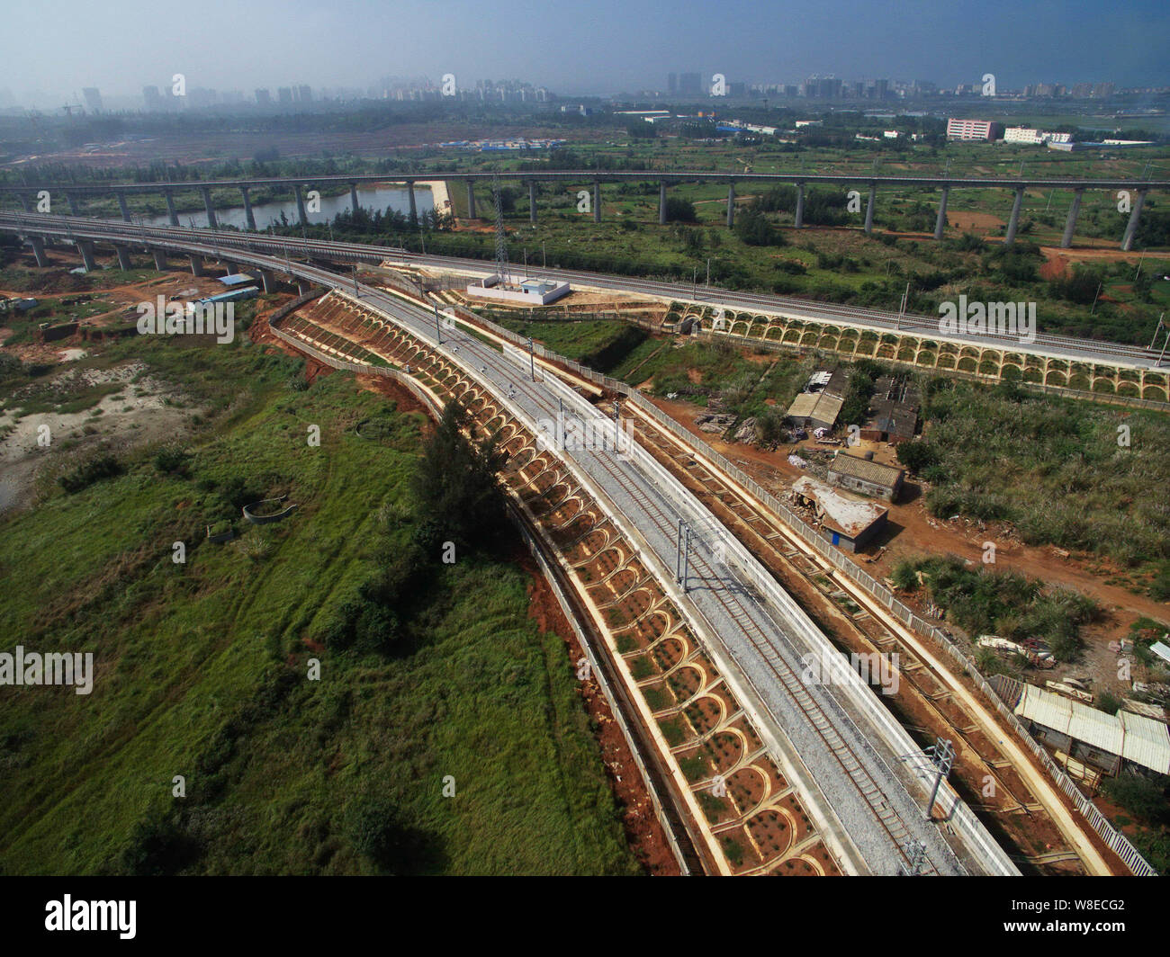 Vista di una sezione del mondo la prima linea ferroviaria ad alta velocità che aleggia un'isola Rongshan village, il centro della città di Haikou, Cina del sud della provincia di Hainan, 24 De Foto Stock