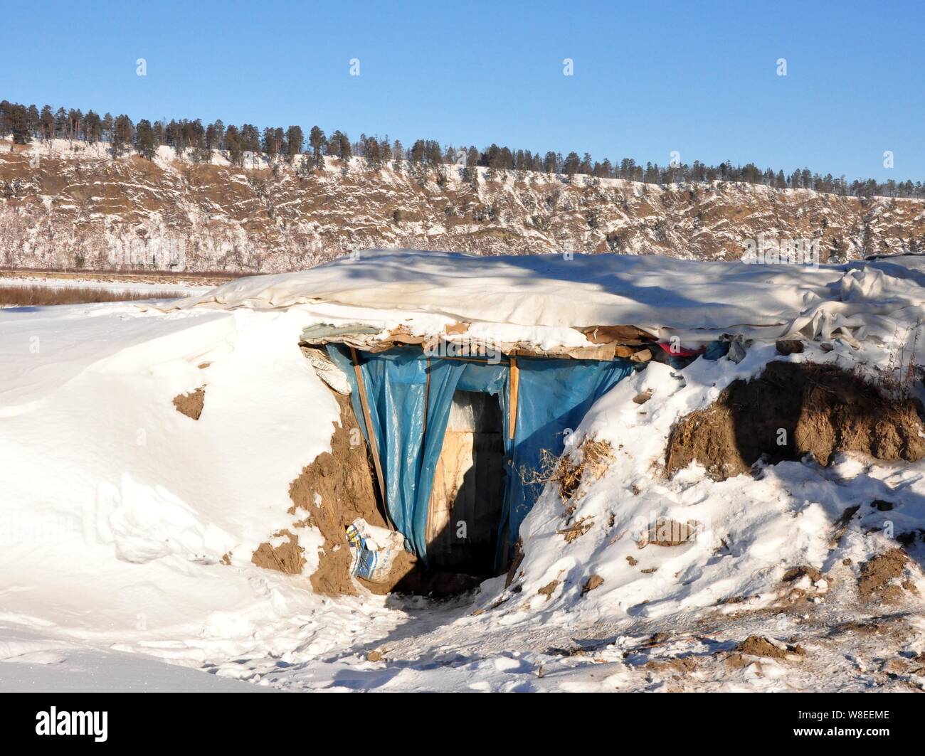 Vista la coperta di neve nella cantina di 58-anno-vecchio uomo cinese Yu Fazhong, dove ha vissuto da solo per dieci anni, vicino a Beiji Village (Arctic Villag Foto Stock