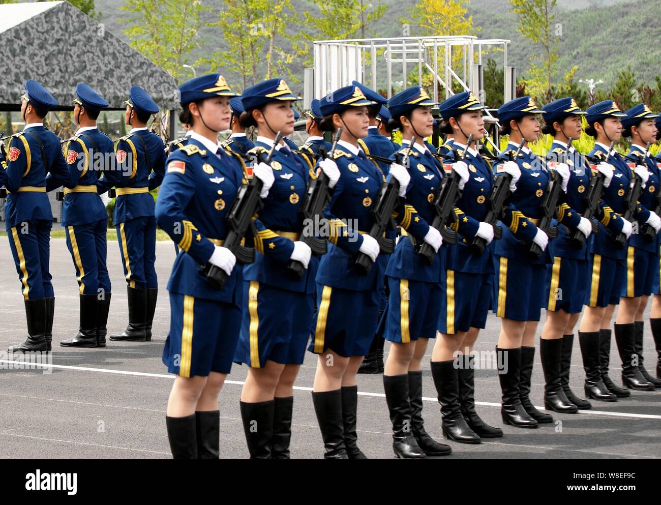 --FILE--cinese onore guardie del PLA (Popolo della Esercito di Liberazione) pratica marching durante una sessione di formazione per la prossima parata militare a co Foto Stock