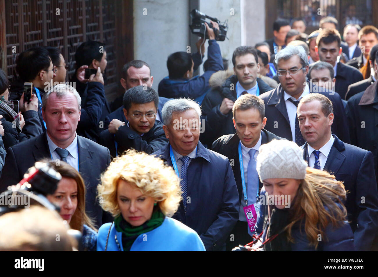 Primo Ministro russo Dmitry Medvedev, destra e Jin Liqun, centro, presidente-eletto della infrastruttura Asia Investment Bank, parlare in quanto lasciano Foto Stock