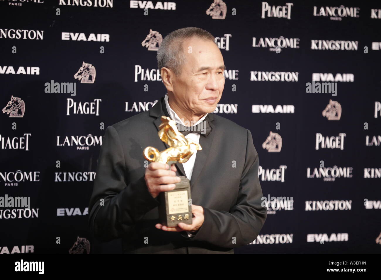 Direttore Taiwanese Hou Hsiao-hsien pone con il suo trofeo per Best Director Award per il suo film ''l'Assassino' durante la cinquantaduesima Golden Horse Awards nel Foto Stock