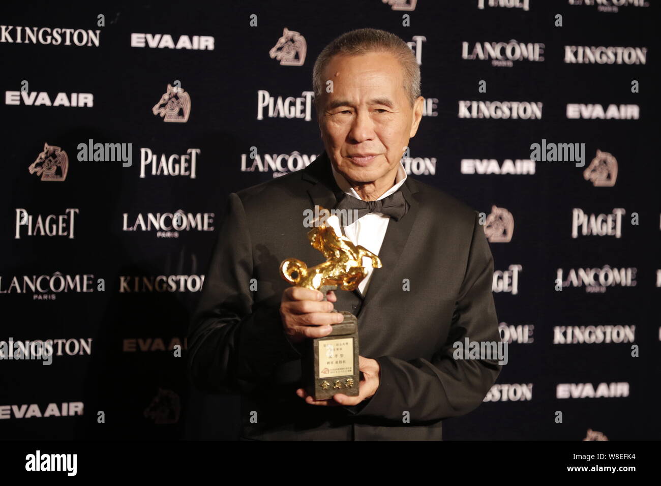 Direttore Taiwanese Hou Hsiao-hsien pone con il suo trofeo per Best Director Award per il suo film ''l'Assassino' durante la cinquantaduesima Golden Horse Awards nel Foto Stock