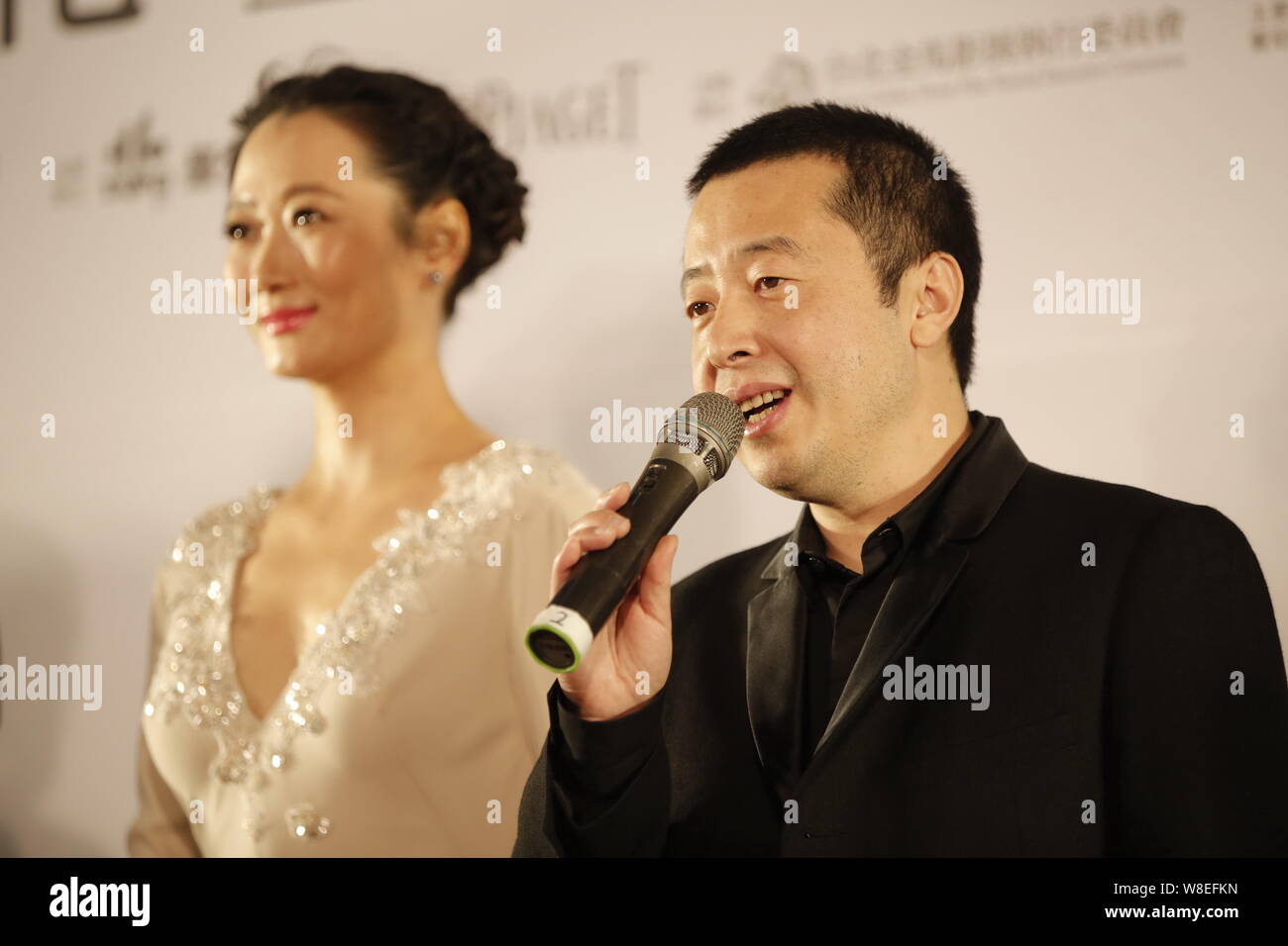 Regista cinese Jia Zhangke, destra e sua moglie attrice Zhao Tao partecipa a un evento per i candidati dei migliori film award durante il 2015 Taipei Golden Foto Stock