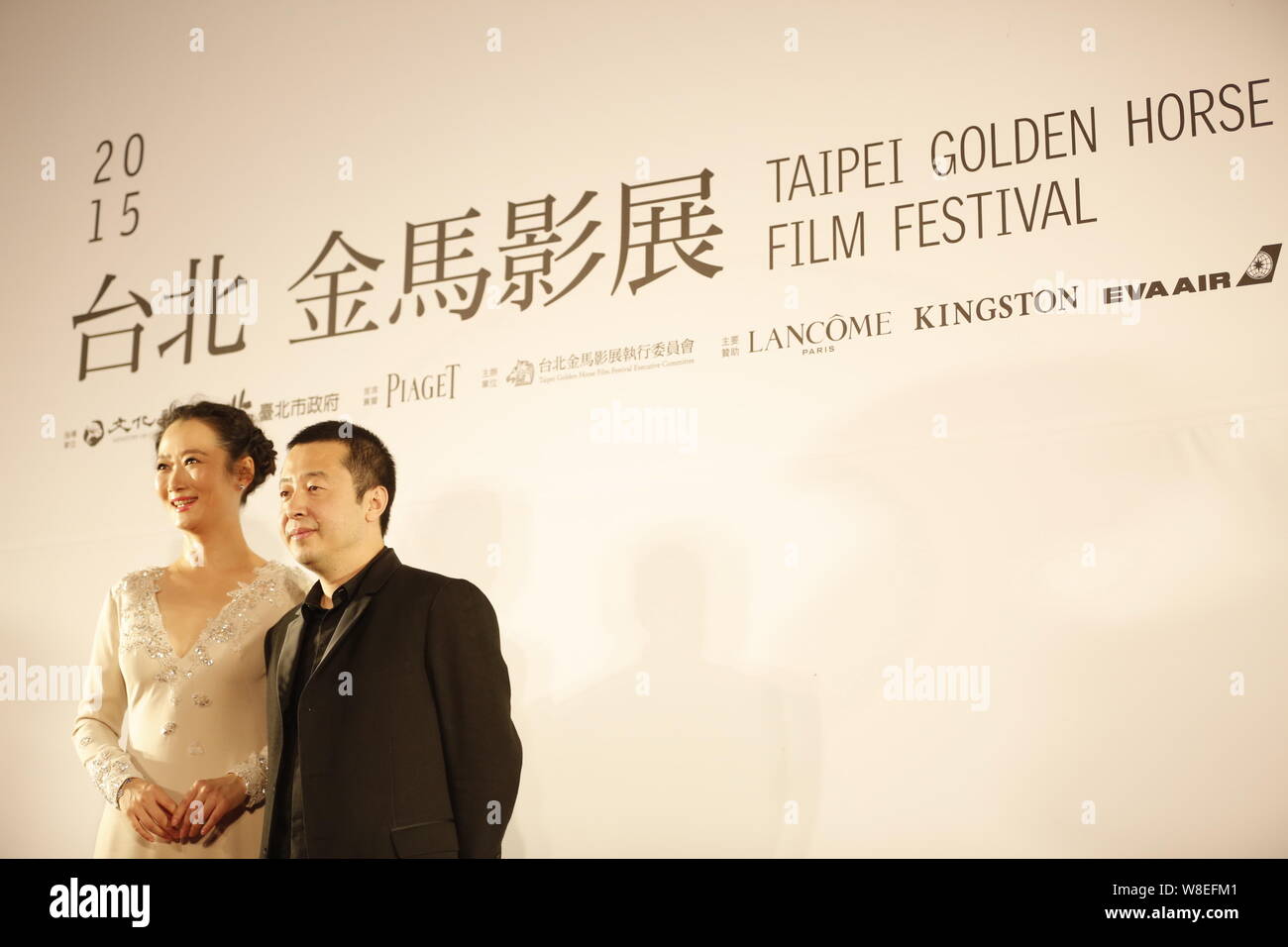 Regista cinese Jia Zhangke, destra e sua moglie attrice Zhao Tao partecipa a un evento per i candidati dei migliori film award durante il 2015 Taipei Golden Foto Stock