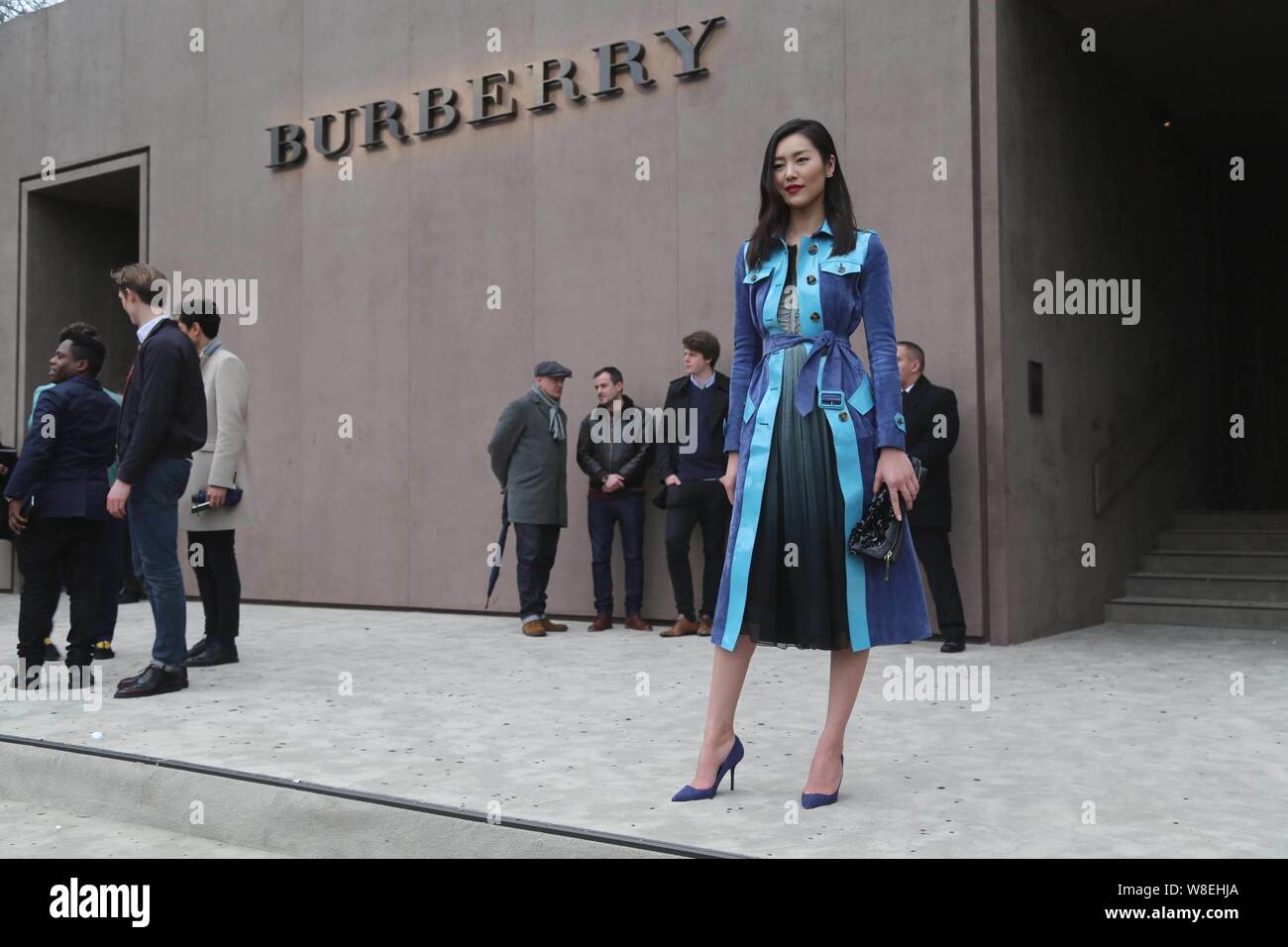 Modello cinese Liu Wen pone per le foto come lei arriva a Burberry Prorsum fashion show durante il 2015 Autunno/Inverno London la moda maschile Settimana in basso Foto Stock