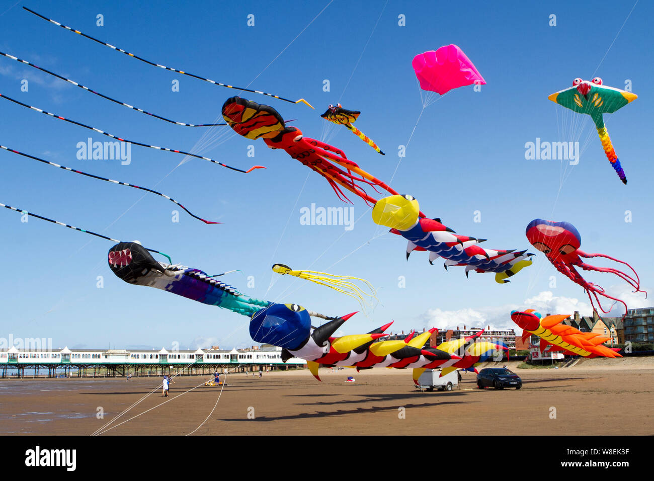 Lytham St Annes On Sea. Regno Unito Meteo. Il 9 agosto 2019. Venti forti per il weekend Kite Festival a Lytham che è stata ufficialmente annullata a causa delle avverse condizioni climatiche, e che è stata riprogrammata per settembre. Squadre da Kuwait già sulla base della località balneare prendere loro Peter Lynn aquiloni all'aria per godere un po' di tempo di volo prima che il deterioramento delle condizioni. Credito: Cernan Elias/Alamy Live News Foto Stock