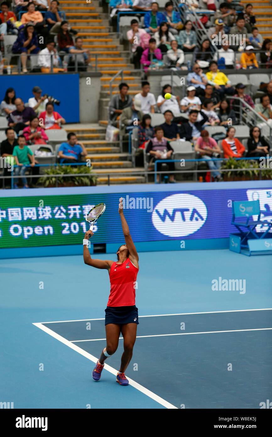 Teliana Pereira del Brasile serve contro Flavia PENNETTA di Italia nella loro seconda partita delle donne singoli durante il 2015 China Open tennis Foto Stock