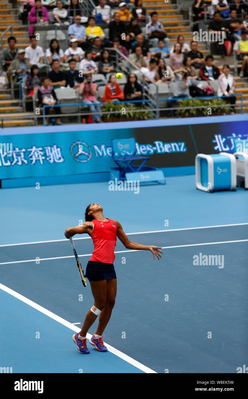 Teliana Pereira del Brasile serve contro Flavia PENNETTA di Italia nella loro seconda partita delle donne singoli durante il 2015 China Open tennis Foto Stock