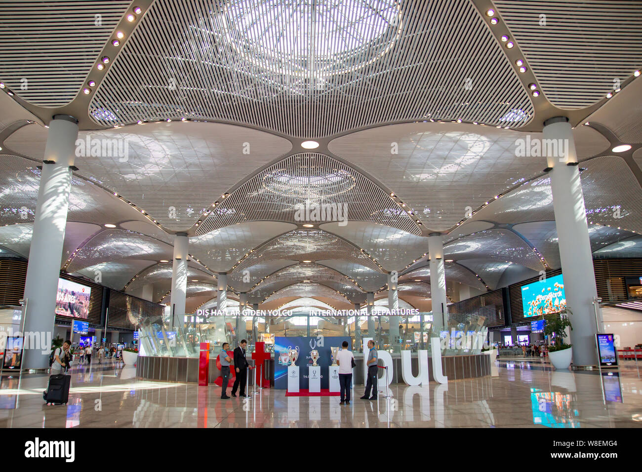 ISTANBUL, Turchia, Agosto 07, 2019: vista interna dell'Istanbul nuovo aeroporto. Il nuovo aeroporto di Istanbul è il principale aeroporto internazionale. Coppe UEFA presentano Foto Stock