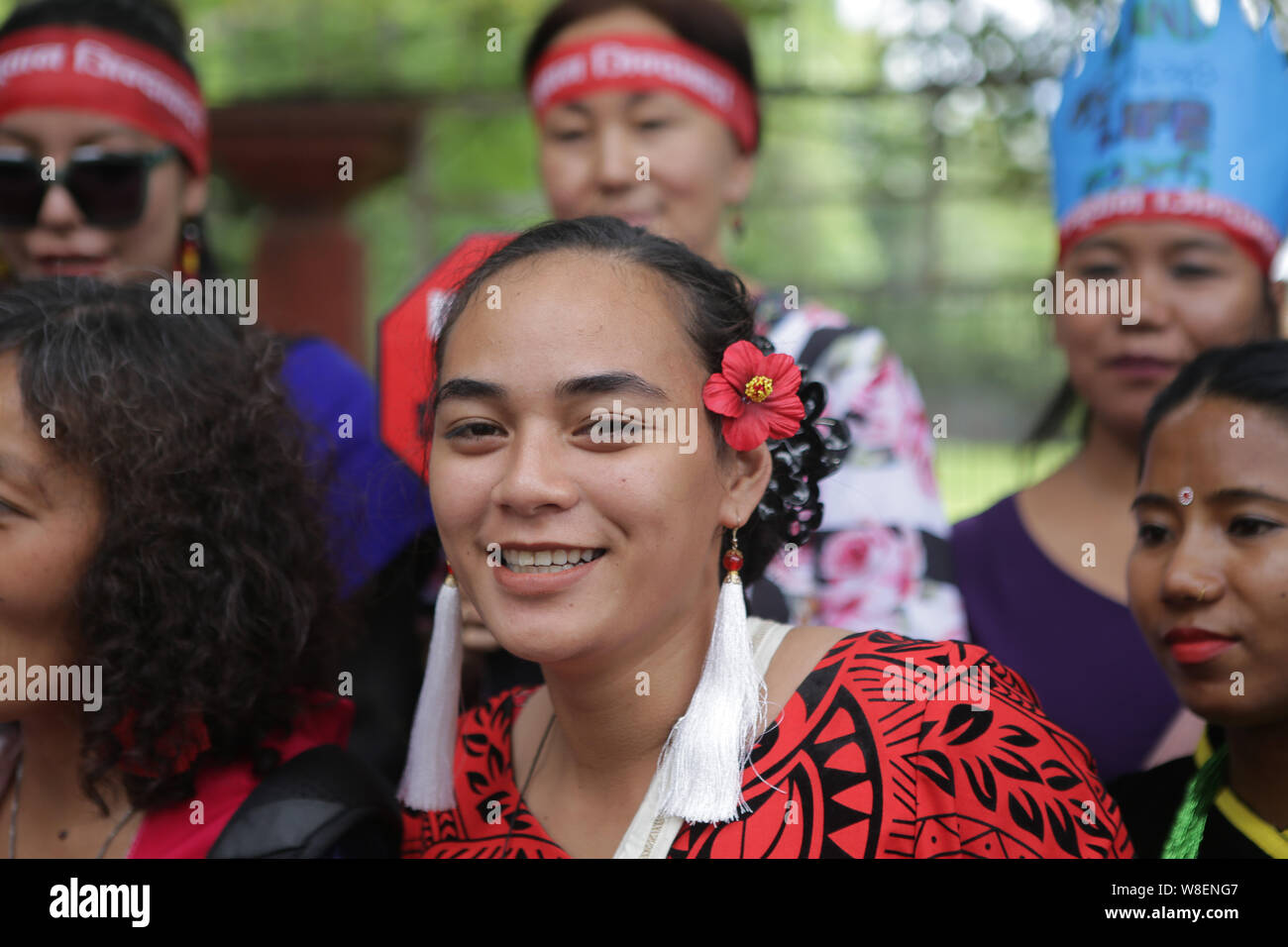 Un Nepalese donna indigena sorrisi durante il mese di marzo.Centinaia di indigeni di tutto il paese si sono riuniti per celebrare il mondo Popoli Indigeni giorno a Kathmandu con varie manifestazioni e eventi. Foto Stock