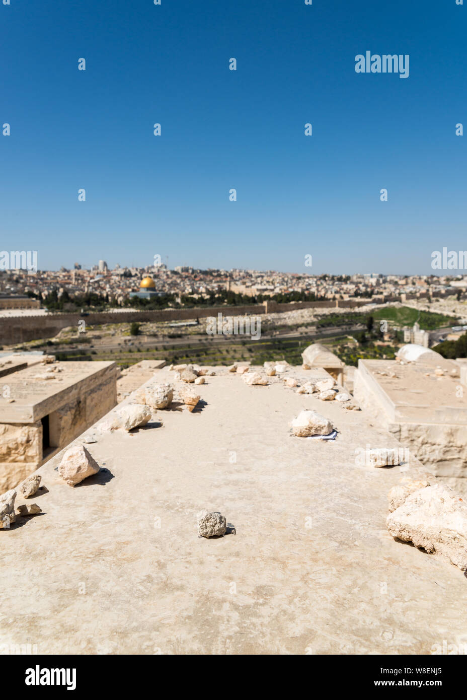 Vista della vecchia Gerusalemme e Cupola della roccia del Monte del Tempio dal Monte degli Ulivi, Israele - il fuoco selettivo sulla lapide Foto Stock