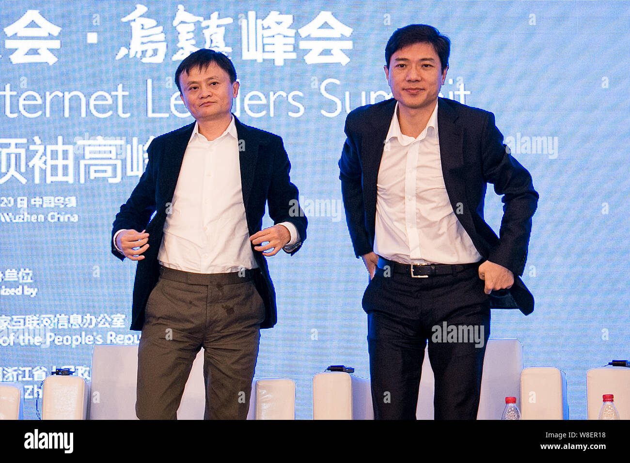 --FILE -- Ma Jack Yun, sinistra, presidente del gruppo Alibaba, e Robin li Yanhong, Presidente e CEO di Baidu Inc., frequentare i cinesi e stranieri Entrepreneu Foto Stock