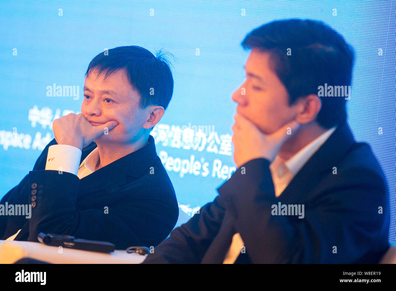 --FILE -- Ma Jack Yun, sinistra, presidente del gruppo Alibaba, e Robin li Yanhong, Presidente e CEO di Baidu Inc., frequentare i cinesi e stranieri Entrepreneu Foto Stock
