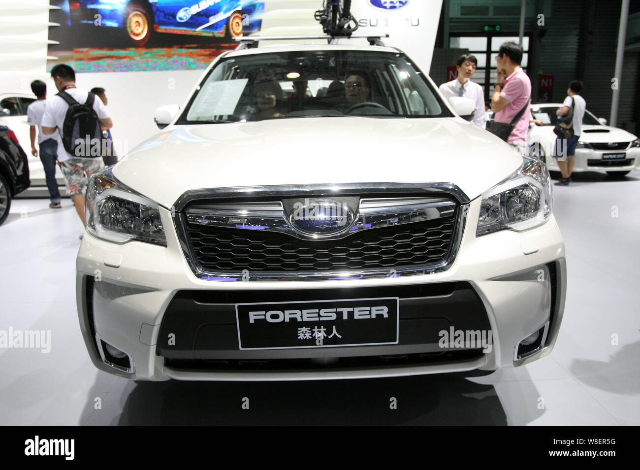 --FILE--i visitatori provare o guardare una Subaru Forester durante il 2014 Pudong International Automotive mostra a Shanghai, in Cina, 14 agosto 2014. Foto Stock