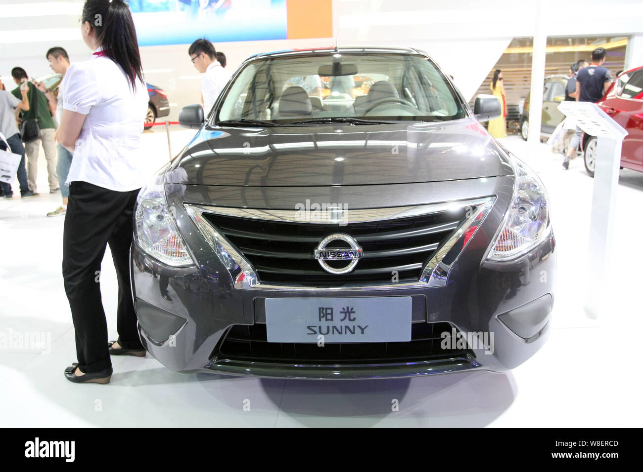 --FILE--un Nissan Sunny è visualizzato durante il 2014 Pudong International Automotive mostra a Shanghai, in Cina, 18 agosto 2014. Nissan Motor Co. Foto Stock