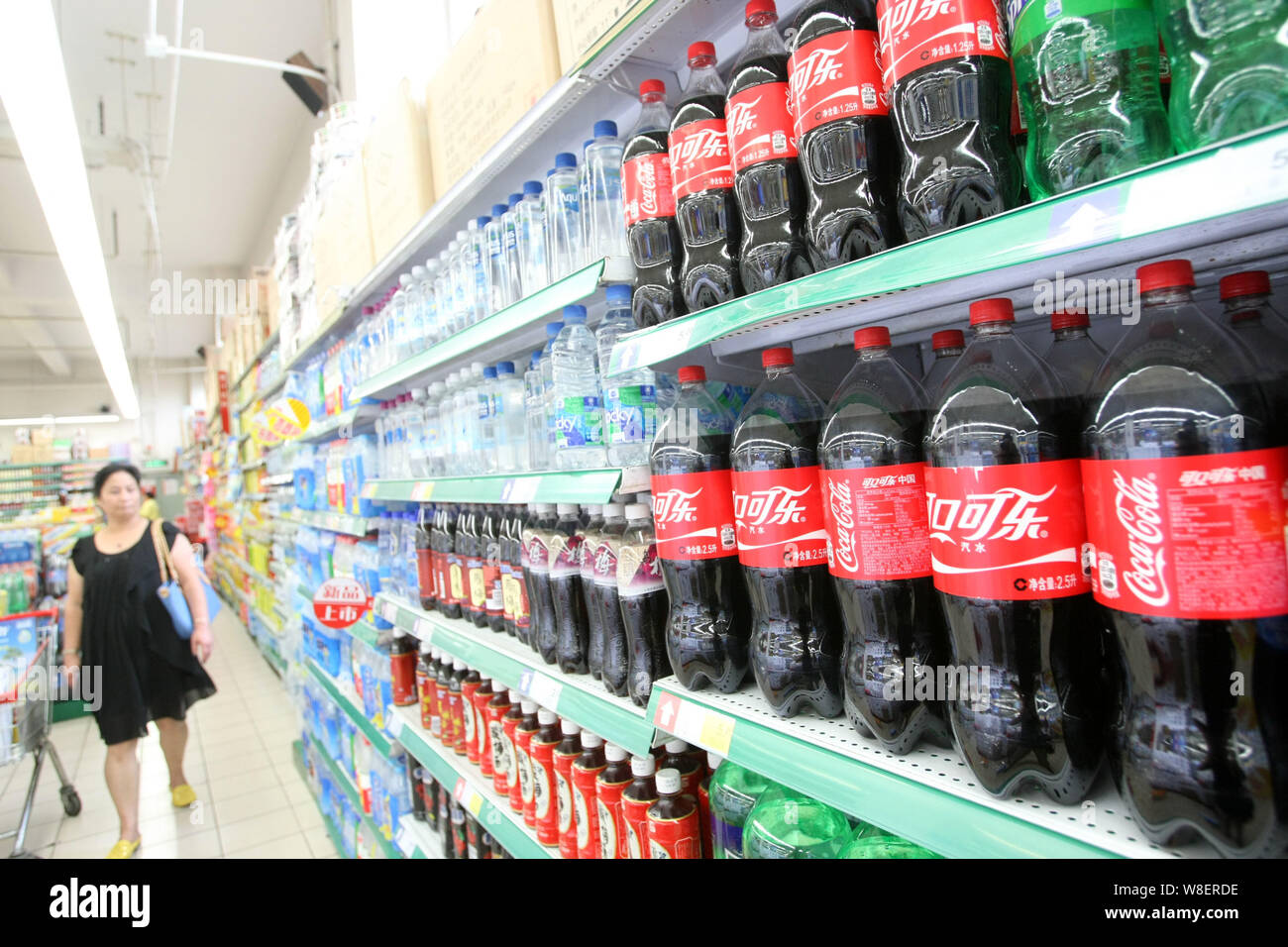 --FILE--bottiglie di Coca-cola sono in vendita in un supermercato a Shanghai in Cina, 16 luglio 2014. Cofco Coca-Cola, l'imbottigliamento di joint venture Foto Stock