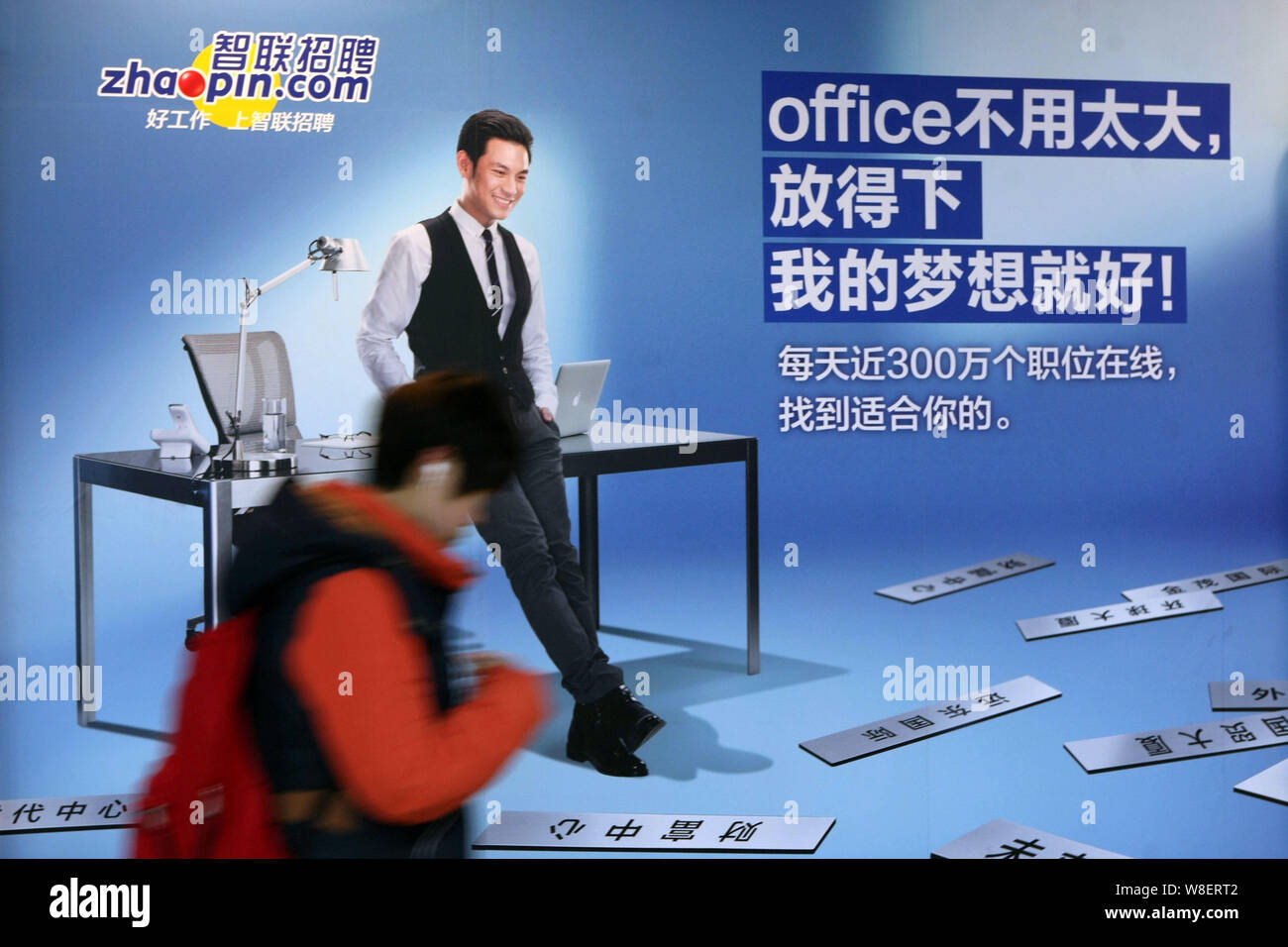 --FILE--A passeggiate a piedi passato un annuncio pubblicitario per il cinese online portale di reclutamento zhaopin.com in Cina a Shanghai, 3 novembre 2014. Zhaopin Ltd, Foto Stock