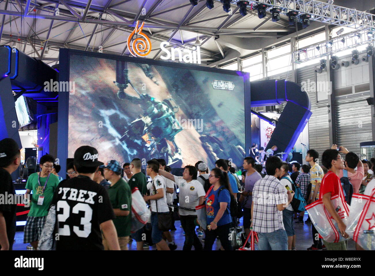 --FILE--i visitatori a piedi passato lo stand della lumaca giochi durante la xi China Digital Entertainment Expo e conferenza, noto come ChinaJoy 2013, Shangh Foto Stock