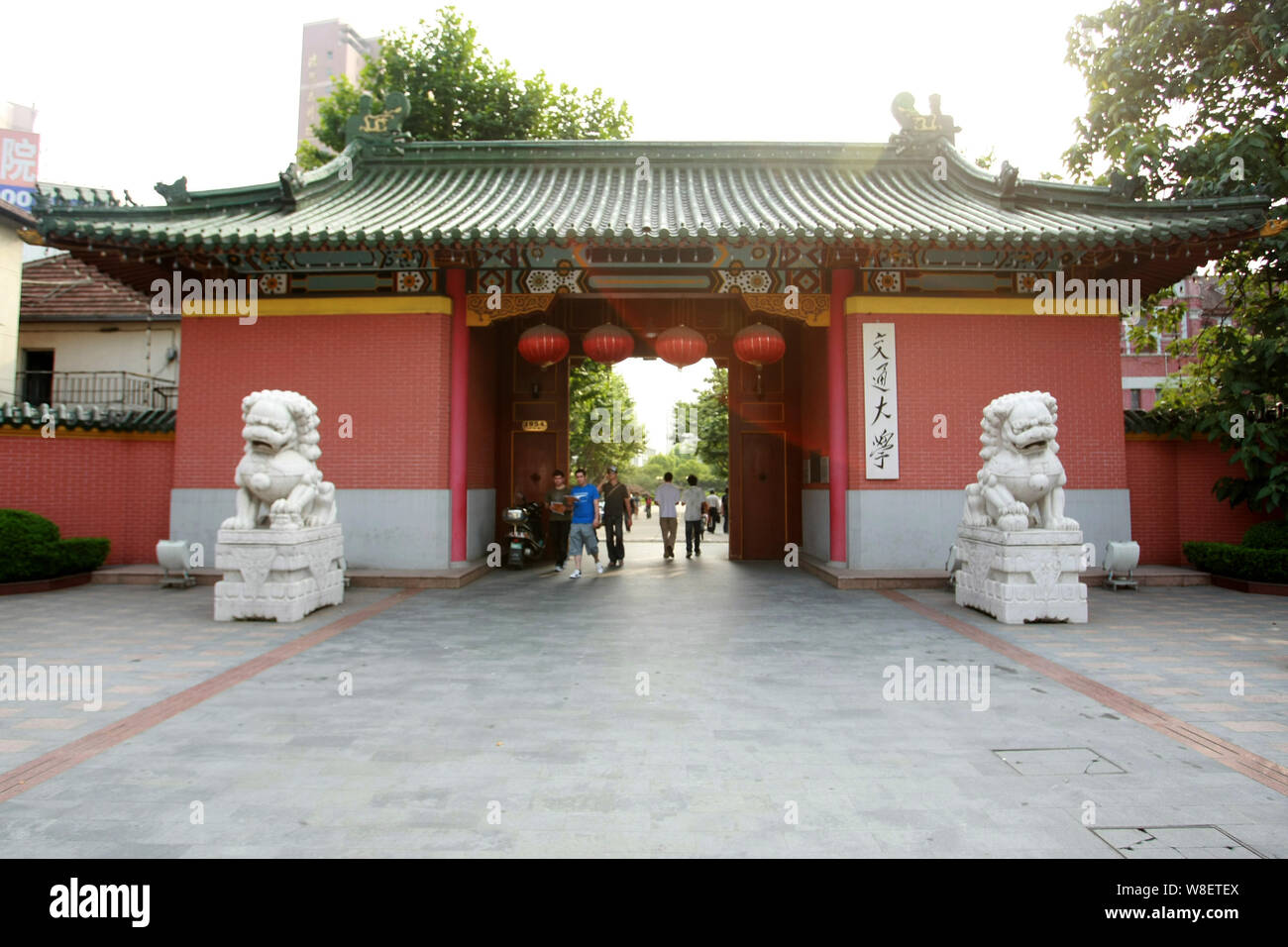 --FILE--leoni di pietra sono raffigurate nella parte anteriore di un gate del Campus di Xujiahui di Shanghai Jiaotong University in Cina a Shanghai, 11 giugno 2008. Tsinghu Foto Stock