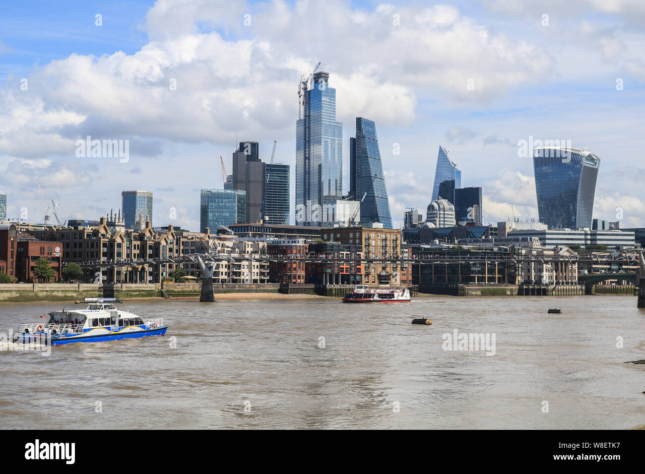 Londra REGNO UNITO. Il 9 agosto 2019. Una vista della città di Londra il quartiere finanziario. L'Ufficio nazionale di statistica ha segnalato l'economia del Regno Unito si contrae per la prima volta dal 2012 come la crescita del PIL è scesa dal 0,2% uscita di produzione è diminuito e il settore delle costruzioni indebolito a causa di incertezze Brexit. Credito: amer ghazzal/Alamy Live News Foto Stock