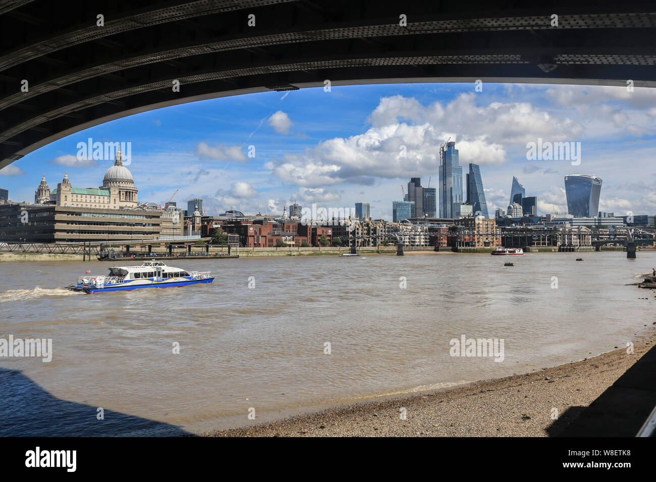 Londra REGNO UNITO. Il 9 agosto 2019. Una vista della città di Londra il quartiere finanziario. L'Ufficio nazionale di statistica ha segnalato l'economia del Regno Unito si contrae per la prima volta dal 2012 come la crescita del PIL è scesa dal 0,2% uscita di produzione è diminuito e il settore delle costruzioni indebolito a causa di incertezze Brexit. Credito: amer ghazzal/Alamy Live News Foto Stock