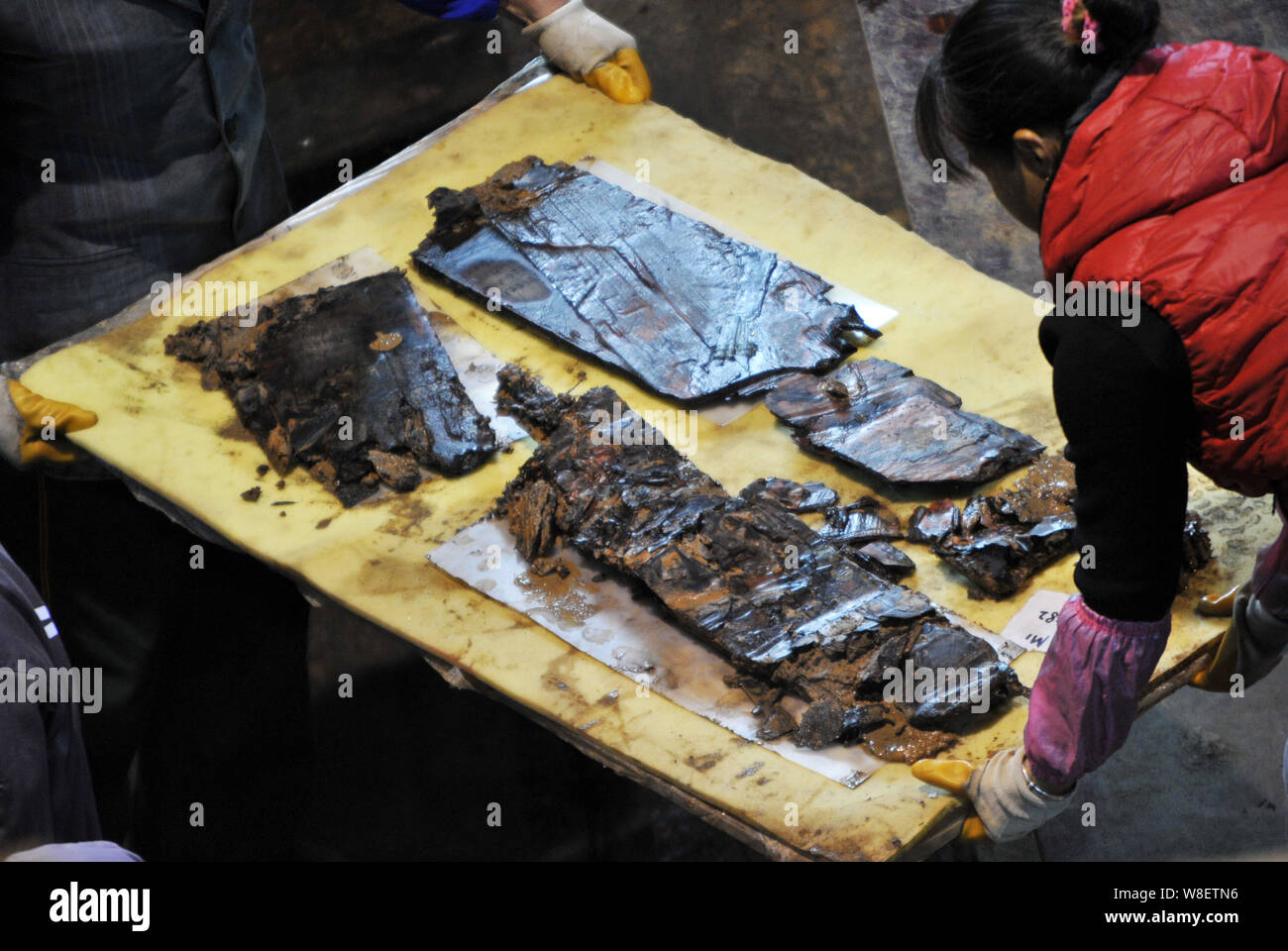--FILE--archeologi cinesi dissotterrare le parti rotte del legno di un paravento presso il sito di scavo della tomba di 'Haihunhou' (Marchese di Haihun) d Foto Stock