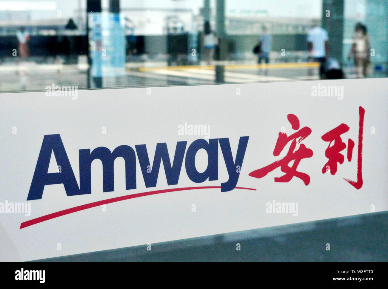 --FILE--un logo di Amway è raffigurato in Cina a Shanghai, 20 luglio 2013. Amway Corp, il mondo la più grande società di vendita diretta, ha annunciato le sue entrate Foto Stock