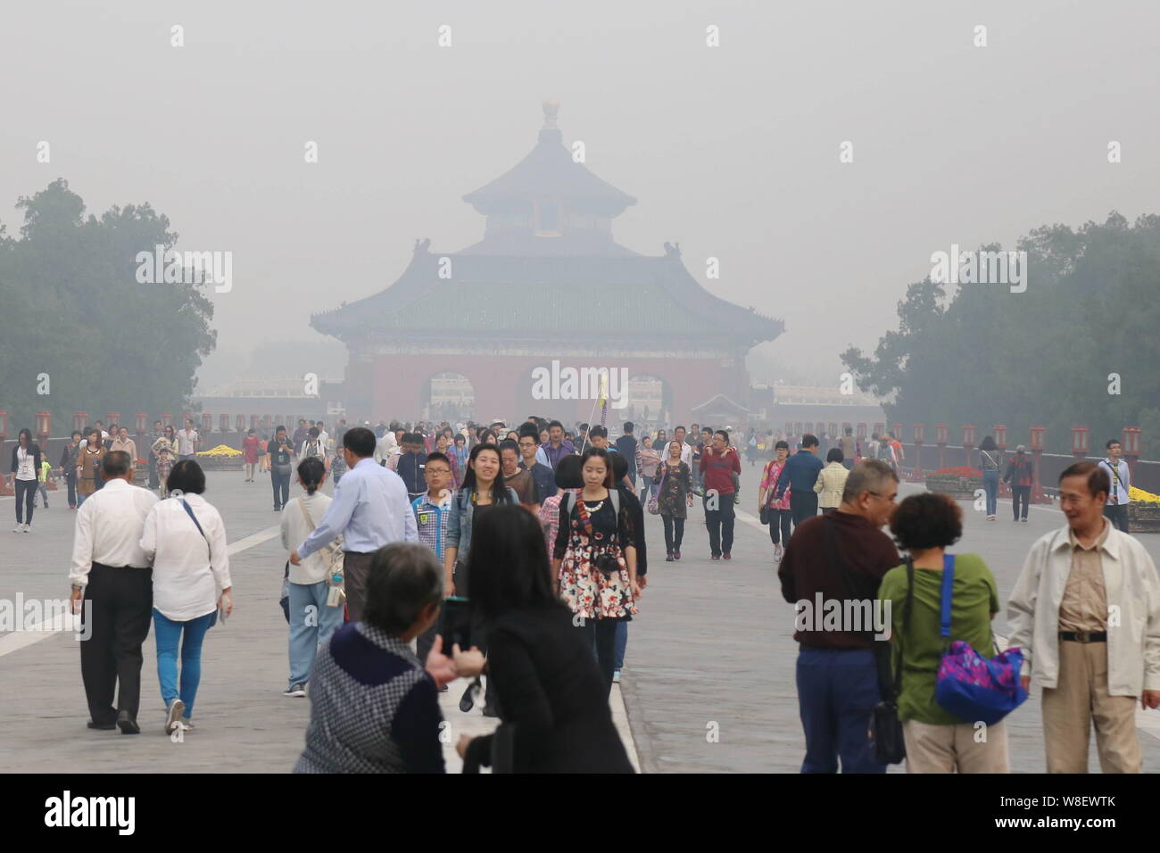 I turisti di visitare la Sala della Preghiera del Buon Raccolto nel Tempio del Cielo, noto anche come Tiantan, in pesante smog a Pechino, in Cina, il 7 ottobre 2015. Foto Stock