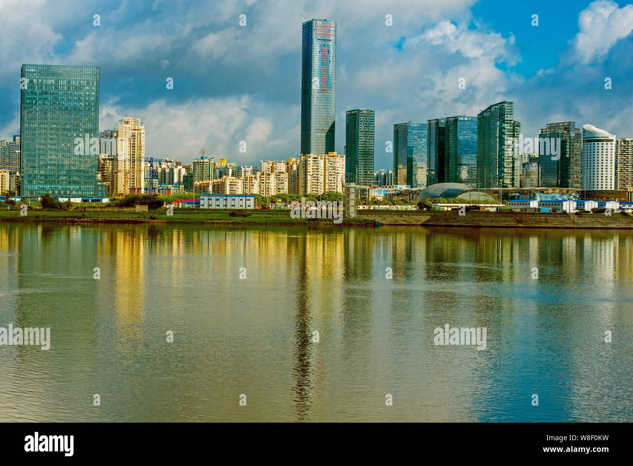 Vista di edifici ad alta nella città di Shenzhen, Cina del sud della provincia di Guangdong, 25 maggio 2014. Foto Stock