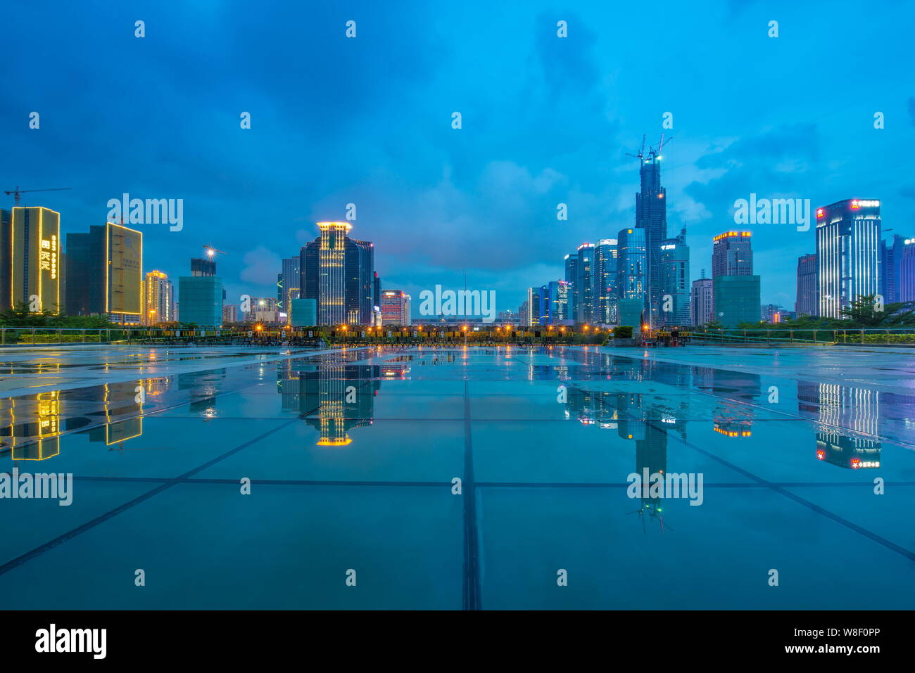 Vista notturna di edifici ad alta nella città di Shenzhen, Cina del sud della provincia di Guangdong, 22 giugno 2014. Foto Stock