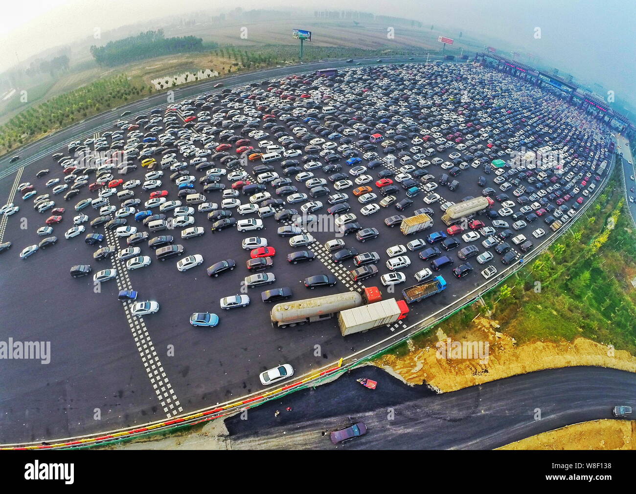 Vista aerea di masse di vetture di viaggiare indietro a Pechino in un ingorgo sull'Beijing-Hong Kong-Macao Expressway durante la settimana di festa nazionale Foto Stock