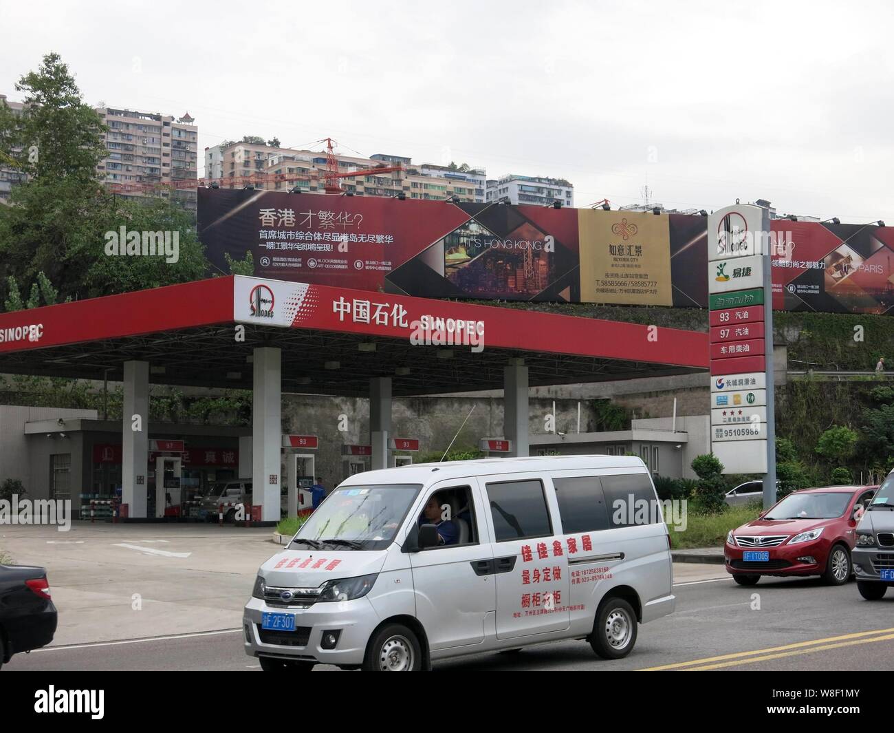 --FILE--Veicoli eseguire il passato di una stazione di benzina di Sinopec in Yunyang county, Chongqing, la Cina, 25 aprile 2015. Della Cina di Sinopec Group, società madre di chi Foto Stock