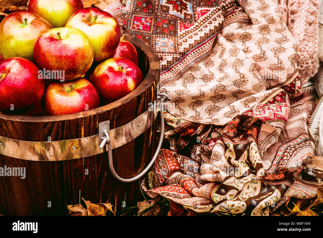 cestino pieno di deliziose mele Foto Stock