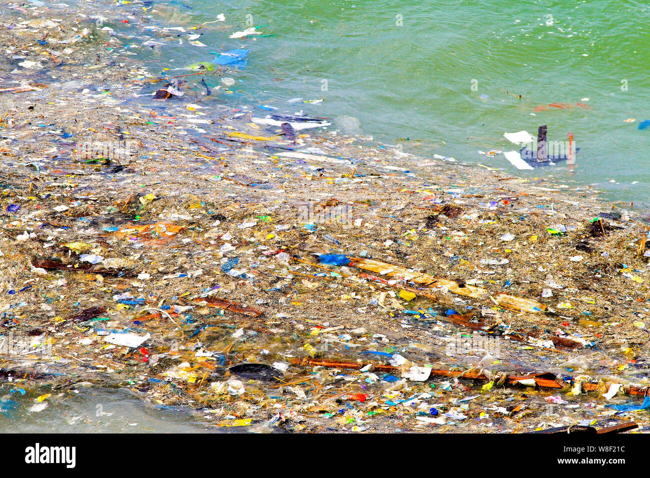 Pila disgustoso di inquinamento galleggianti in mare Foto Stock