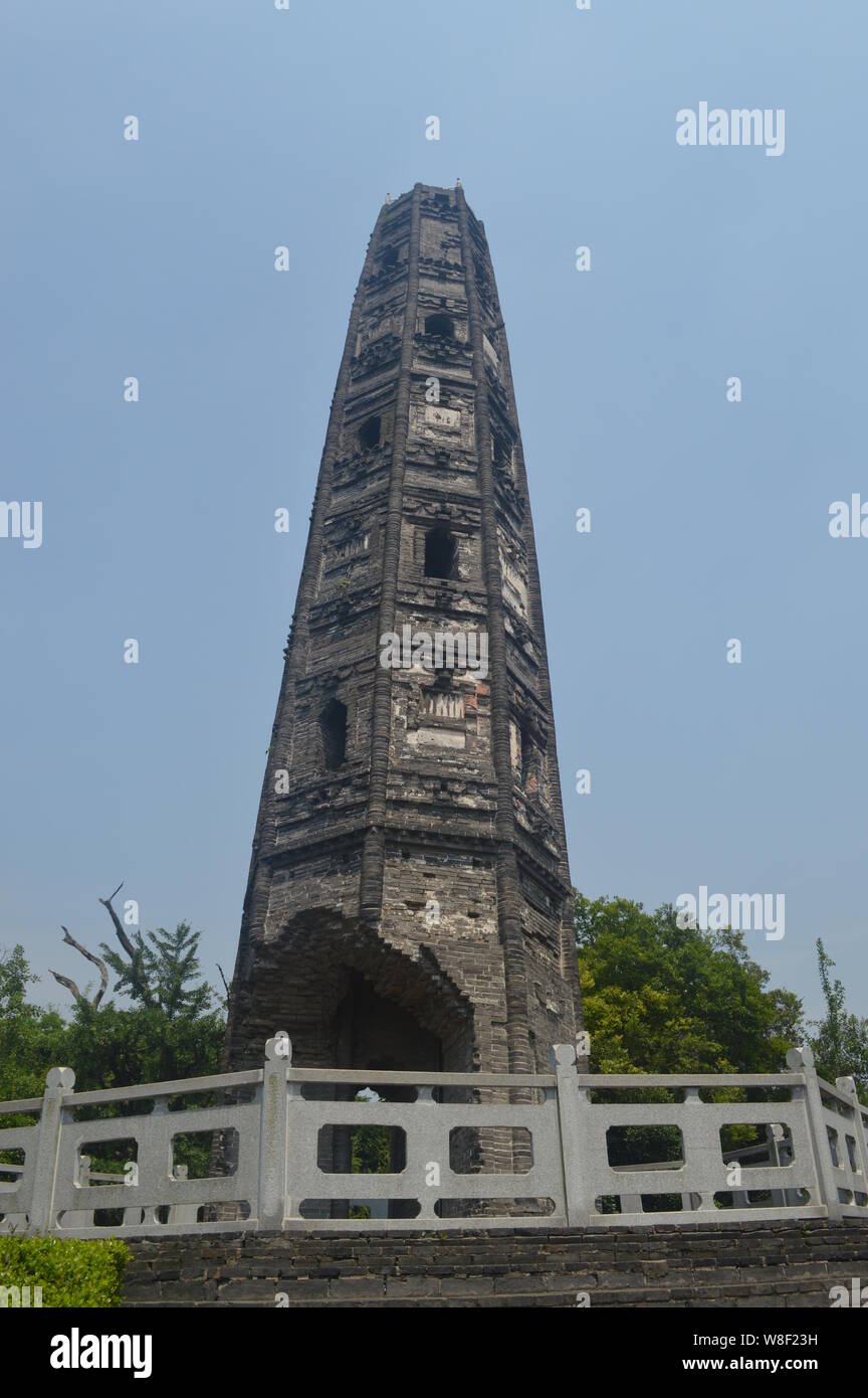 Vista della Montagna Tianma Tower, che era stato costruito nel 1079 (Northern Song Dynasty) e poggia adesso 7,10 ã fuori centro, nel Quartiere Songjiang, Shanghai, Ch Foto Stock