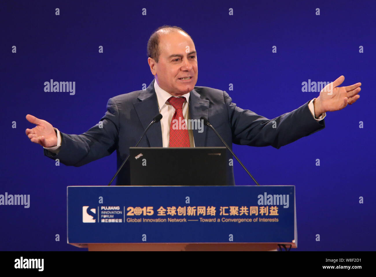 Israeli Vice Primo Ministro e Ministro degli interni di Silvan Shalom offre un discorso all'Pujiang Innovation Forum 2015 a Shanghai in Cina, 27 O Foto Stock