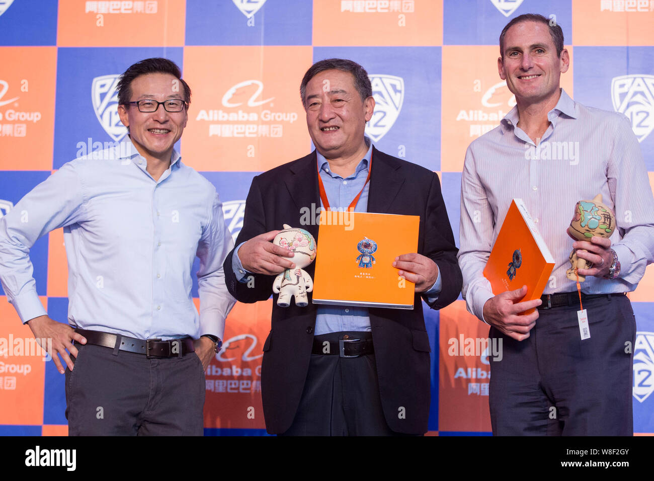 Joseph Tsai, sinistra, co-fondatore e Vice Presidente Esecutivo del Gruppo Alibaba, e Pac-12 Commissario Larry Scott, destra, pongono in occasione di una conferenza stampa a Foto Stock