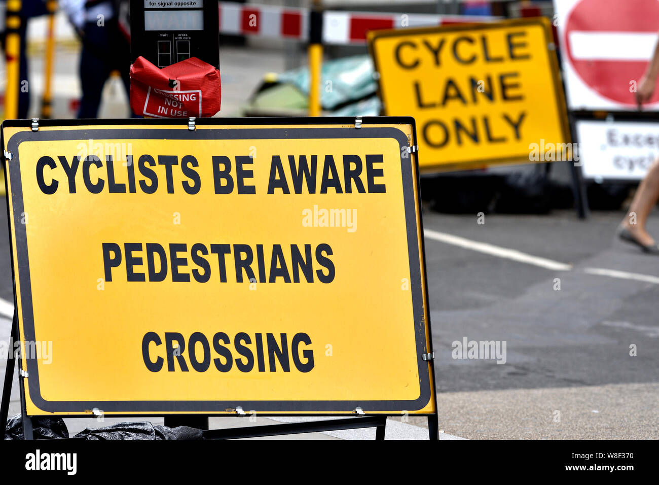 Londra, Inghilterra, Regno Unito. I segnali stradali a lavori stradali nella zona centrale di Londra : Pista ciclabile solo - di essere a conoscenza dei pedoni Foto Stock