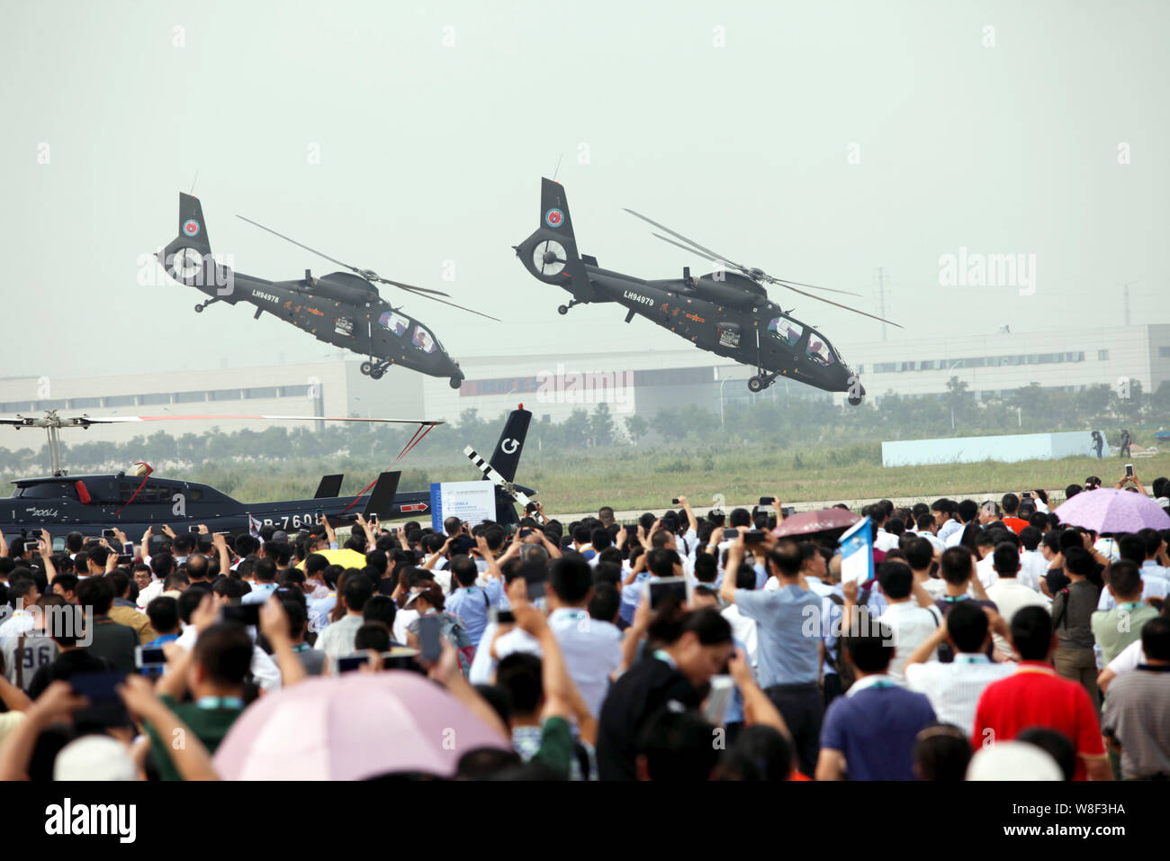 Z-19 (WZ-19) ricognizione e di elicotteri da attacco dimostrano una prestazioni di volo durante la terza Tianjin elicottero esposizione di Tianjin, Cina, 9 Foto Stock