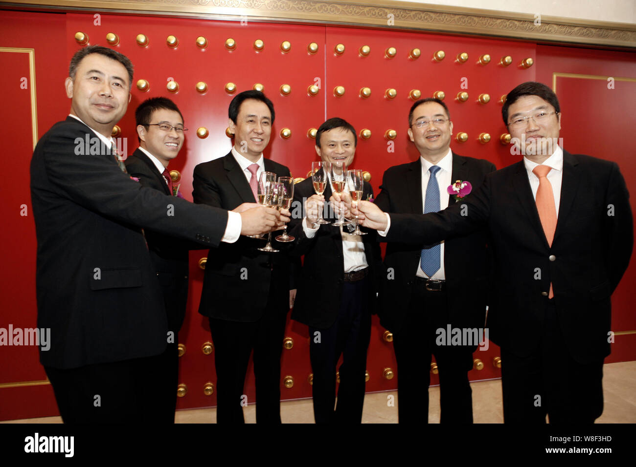 Ma Jack Yun, terza a destra, presidente del gruppo Alibaba, Xu Jiayin (Hui Ka Yan), la terza a sinistra, presidente del gruppo Evergrande, e altri dirigenti toast a t Foto Stock