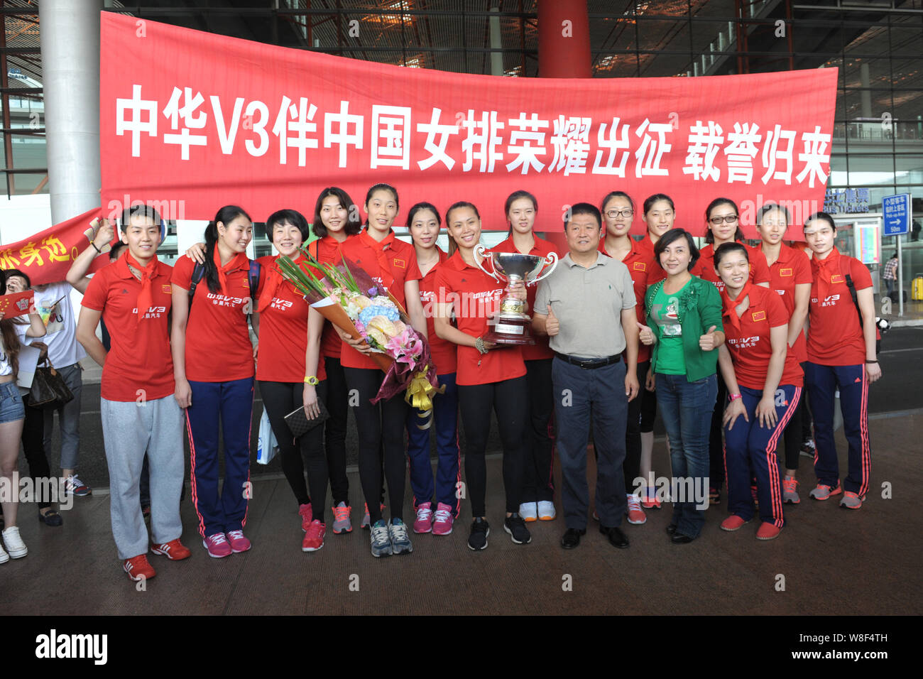 I giocatori della Cina le donne nazionale della squadra di pallavolo comportano per le foto dopo il ritorno dal 2015 Femminile di Pallavolo Coppa del Mondo presso il Beijing Capitale In Foto Stock