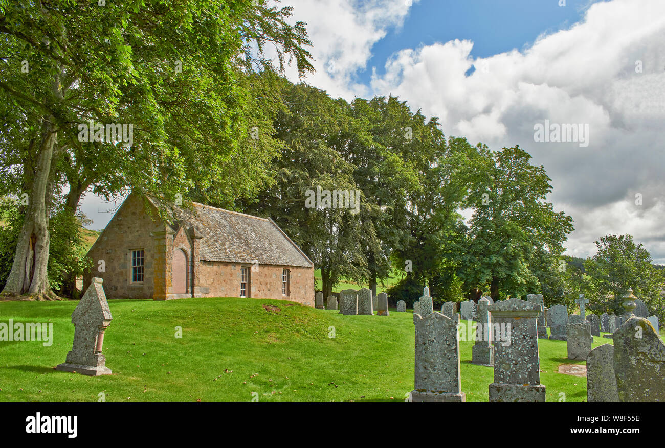 MIGVIE KIRK O CHIESA ABERDEENSHIRE in Scozia l'edificio circondato da alberi IN ESTATE Foto Stock